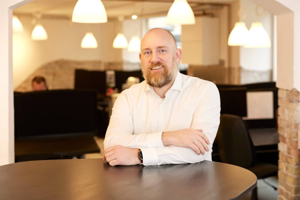 Daniel Guldberg Andersen på kontoret hos Marketinghjælp