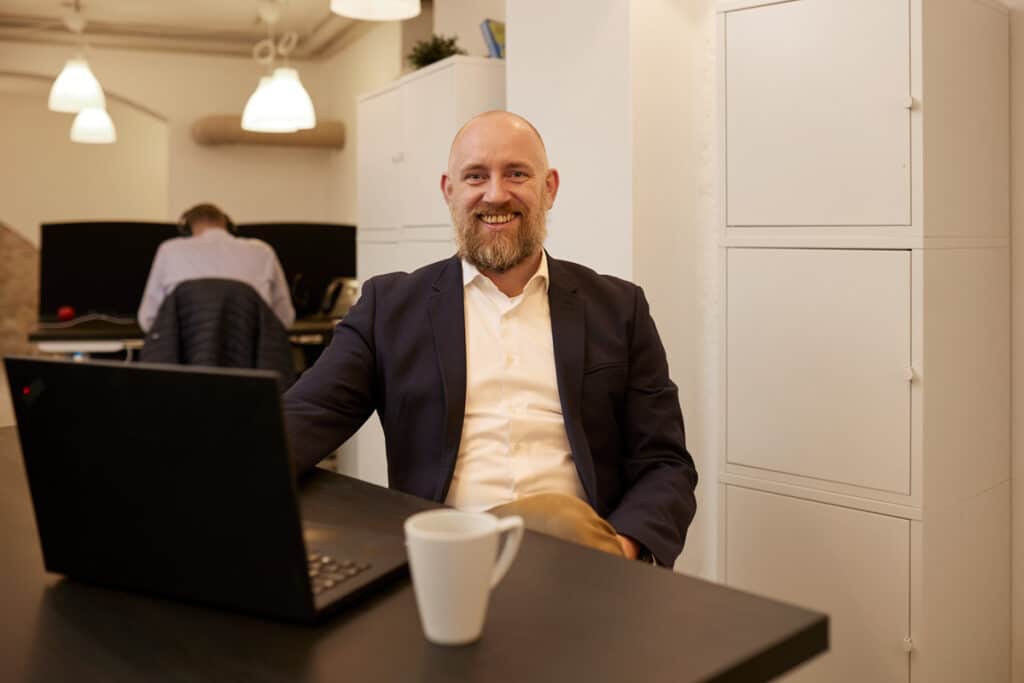 Daniel Guldberg Andersen ved skrivebordet